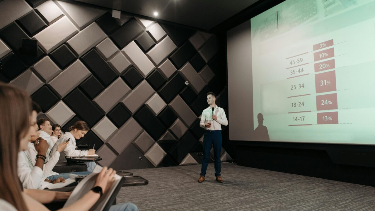 Storytelling dla liderów – dlaczego sposób mówienia wpływa na zaangażowanie zespołu?