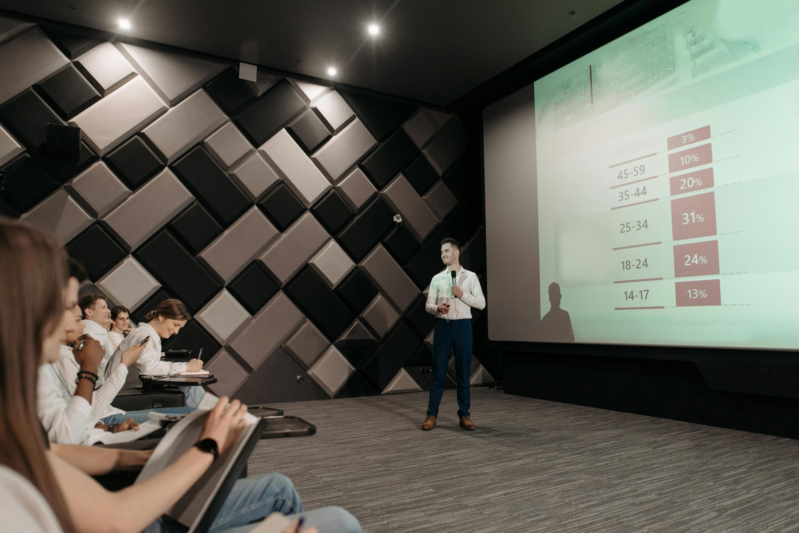 Storytelling dla liderów – dlaczego sposób mówienia wpływa na zaangażowanie zespołu?