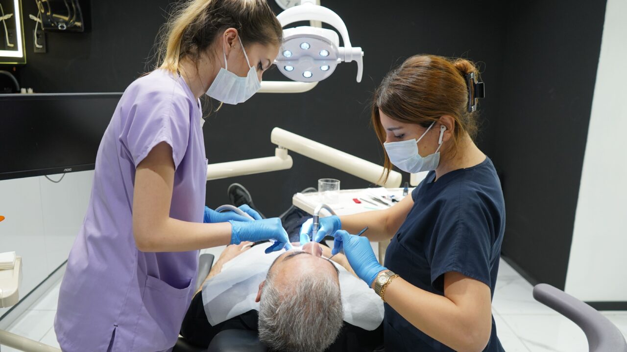 Laseroterapia w stomatologii – kiedy i w jakim celu wykorzystuje się laser?
